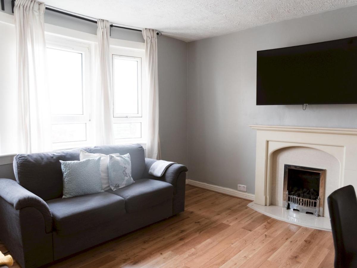 Pass The Keys Cozy Two Bed Flat Near Glasgow Airport & Paisley Bagian luar foto