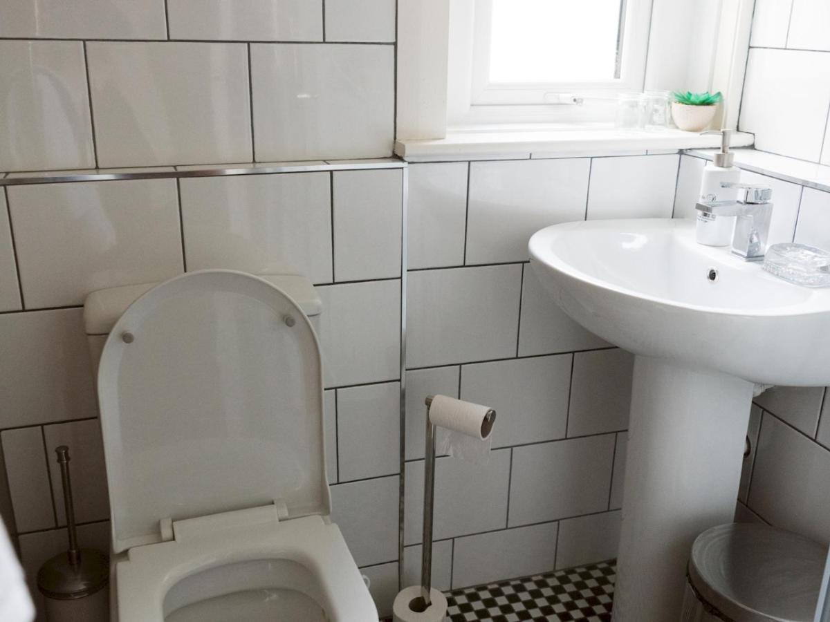 Pass The Keys Cozy Two Bed Flat Near Glasgow Airport & Paisley Bagian luar foto
