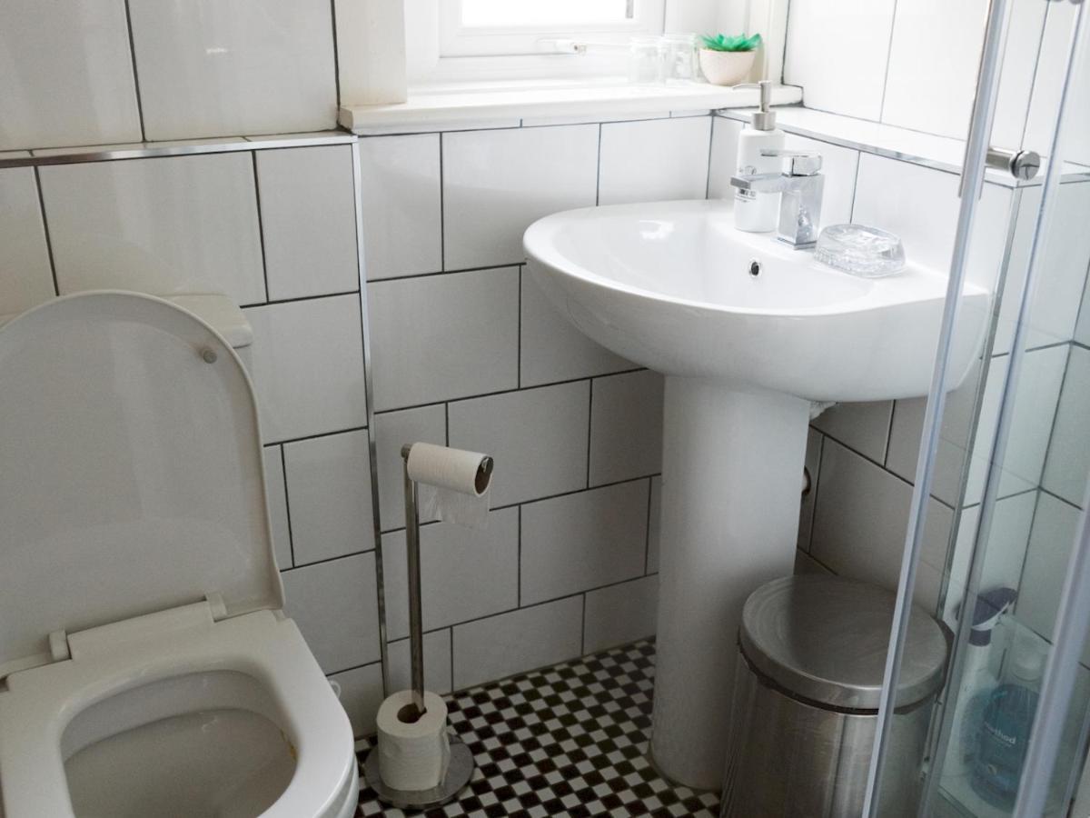 Pass The Keys Cozy Two Bed Flat Near Glasgow Airport & Paisley Bagian luar foto