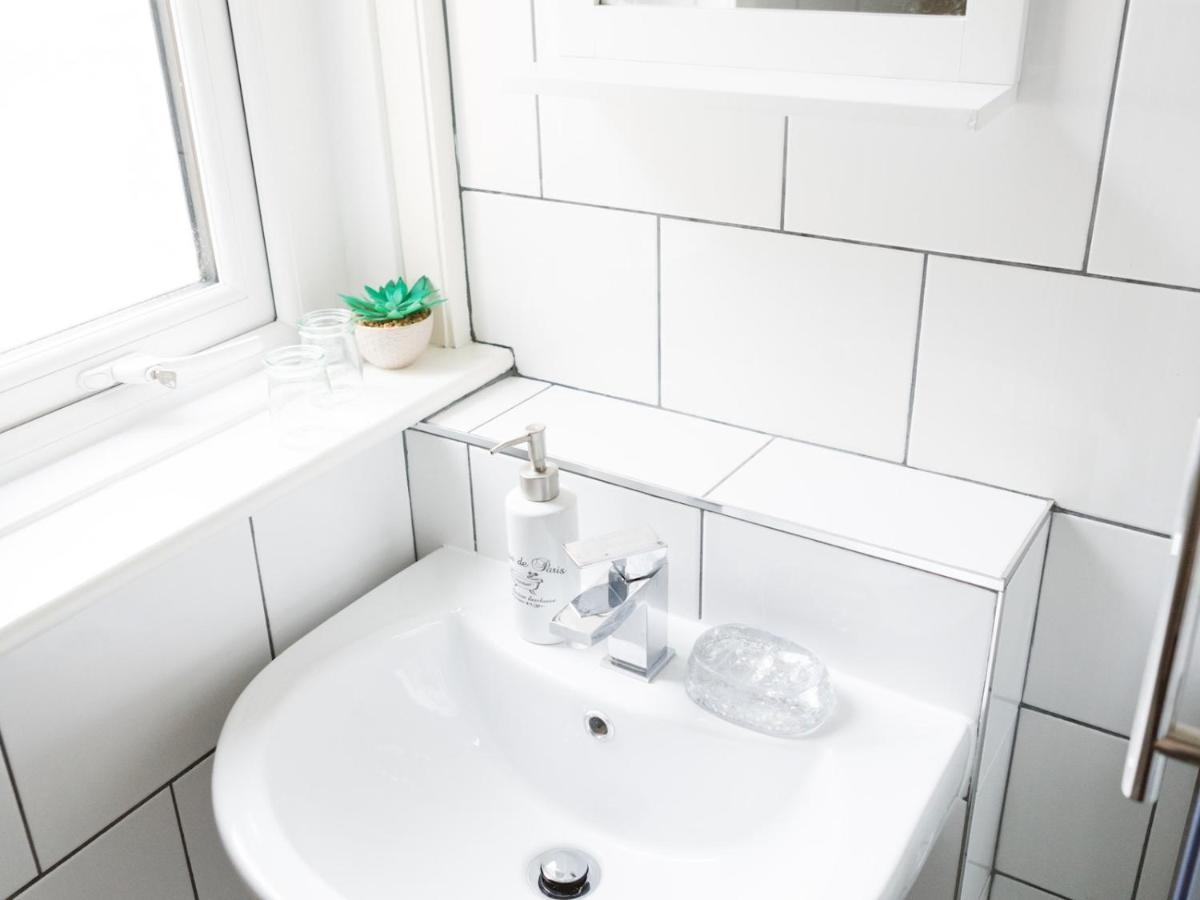 Pass The Keys Cozy Two Bed Flat Near Glasgow Airport & Paisley Bagian luar foto