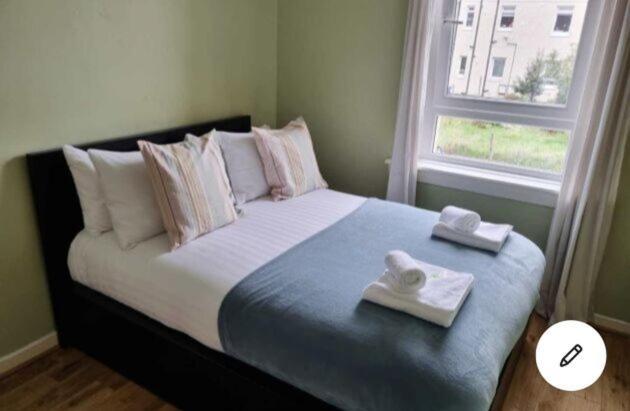 Pass The Keys Cozy Two Bed Flat Near Glasgow Airport & Paisley Bagian luar foto