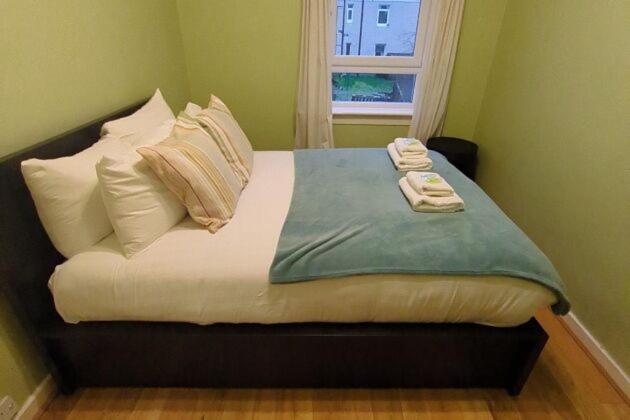 Pass The Keys Cozy Two Bed Flat Near Glasgow Airport & Paisley Bagian luar foto